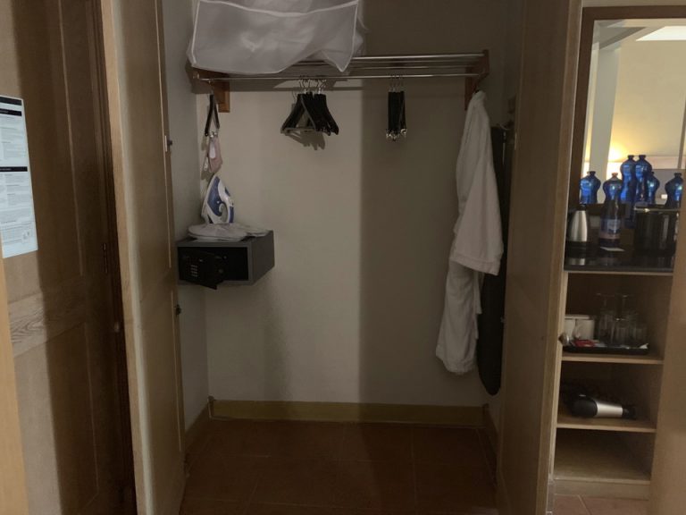 客室(クローゼット)3