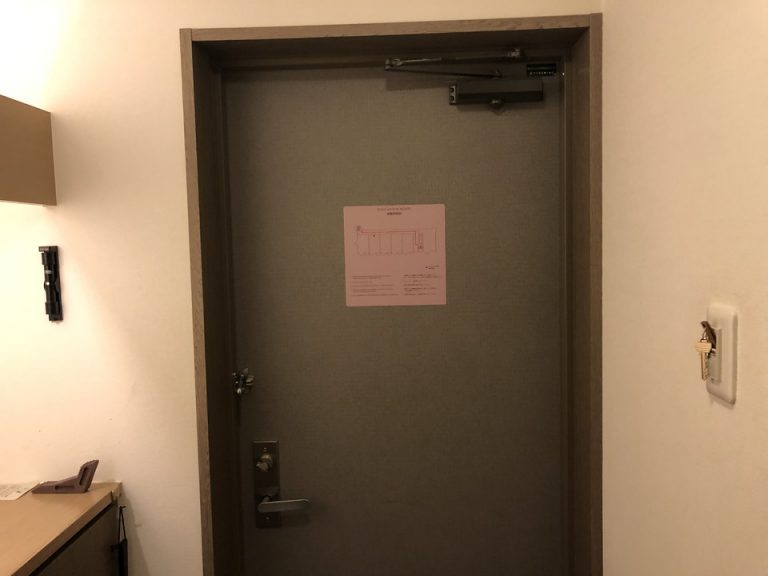 客室入口ドア内観