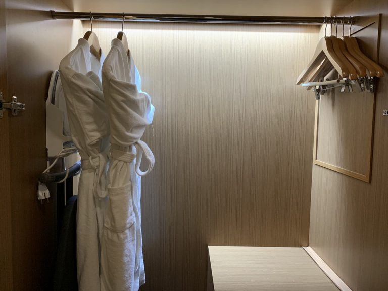 クローゼット外観(開けた状態)