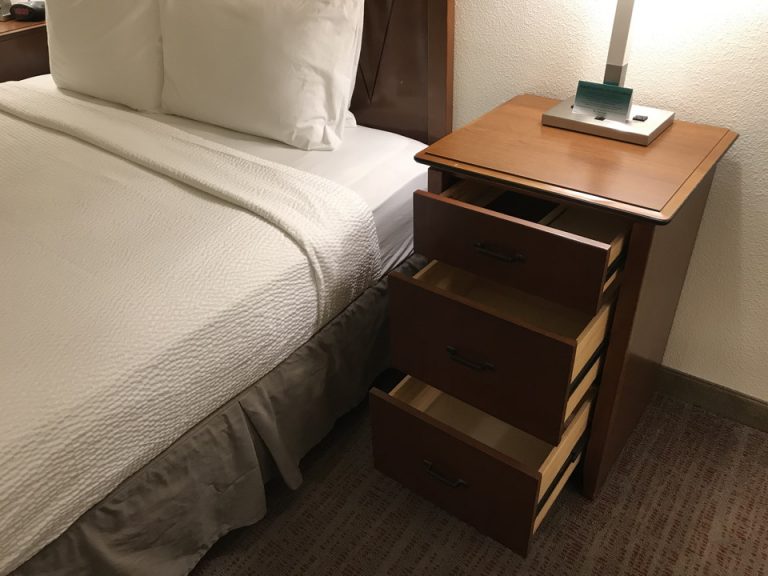 ベッド横には深い引き出しがありました