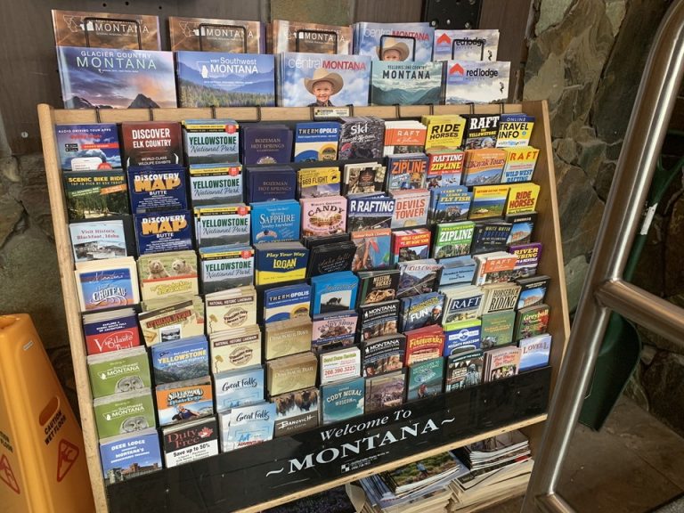 周辺施設のパンフレットが数多く置かれていました。