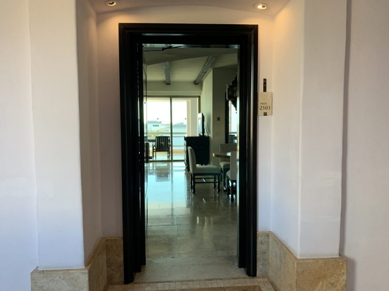 客室の外側から見た室内