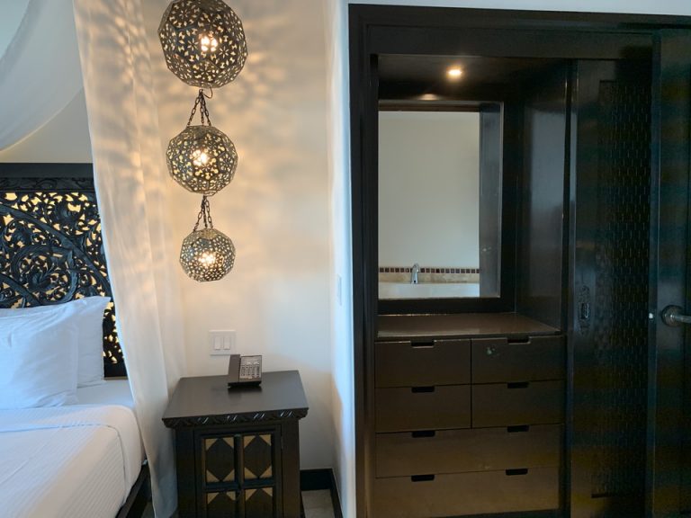 客室 ベッドルーム 照明 電話機