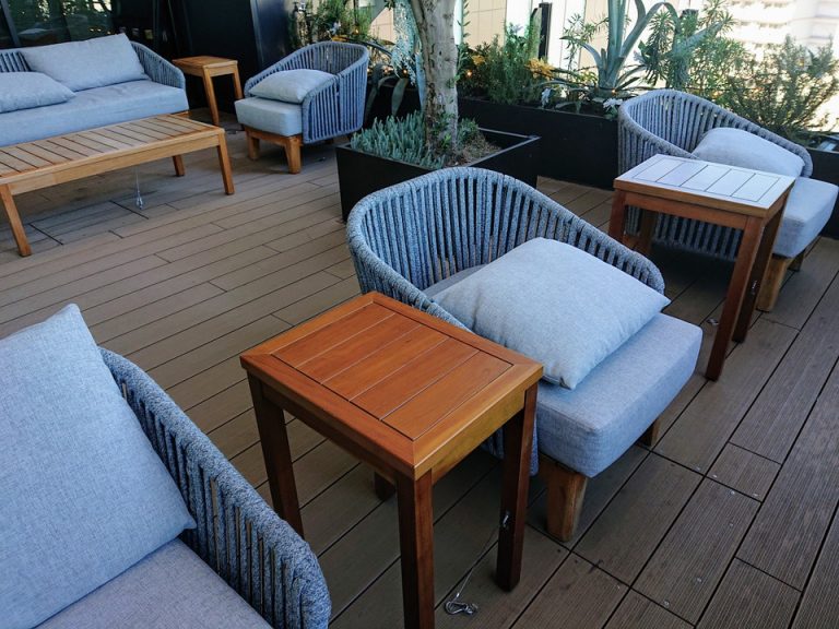 外気エリアのソファーお一人様用