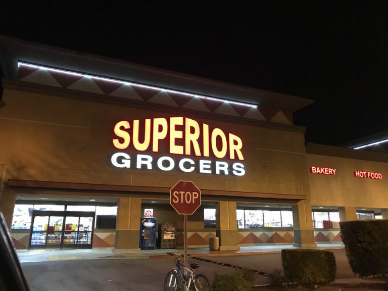 道路をまたいですぐに大きなスーパーがありました