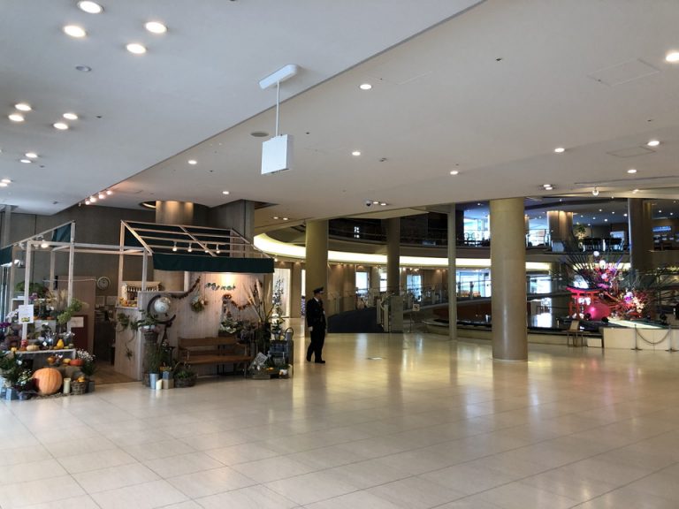 1F エントランスから左手側は花屋