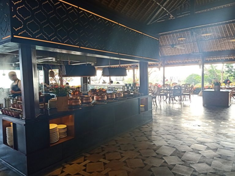 朝食ビュッフェ台