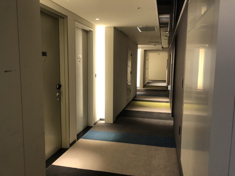 部屋付近の廊下 照明暗め