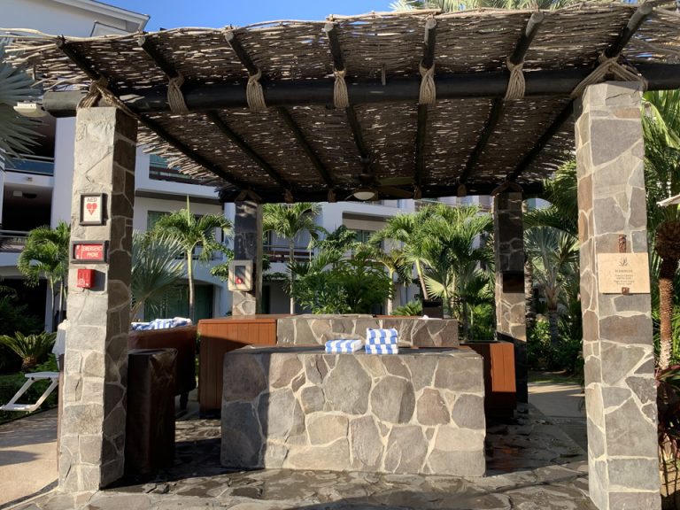 インフィニテープールのタオルサービス・アクティビティーデスク