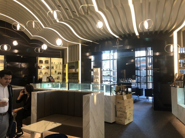 カフェ&バーのテーブルスペース