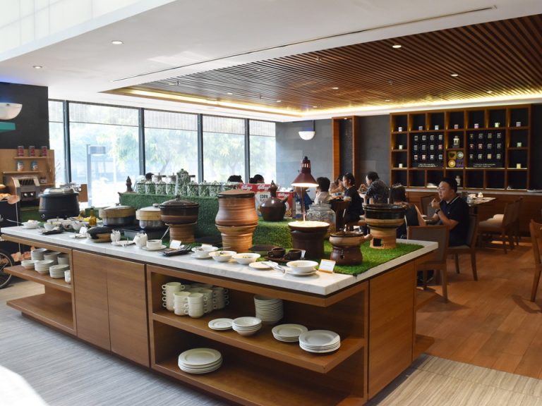 朝食会場全体02