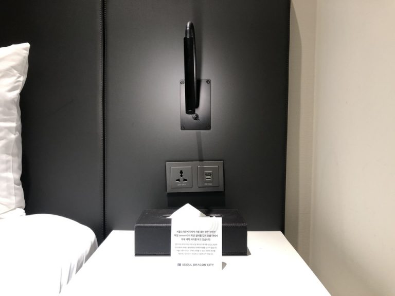 ベッド横コンセント USBプラグあり