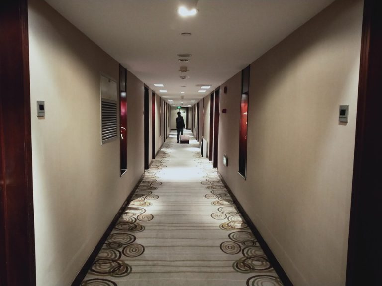 廊下 客室が奥の方だと少し歩く必要あり