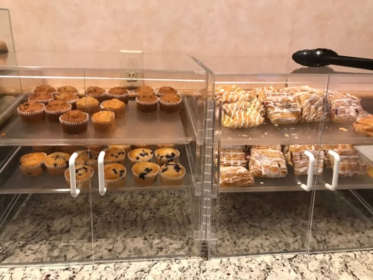 マフィン、デニッシュの種類も豊富です。デニッシュはTHEアメリカ!という味で美味しかったです。