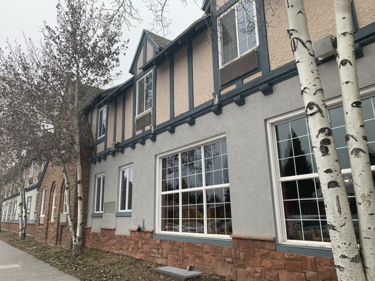 とてもかわいらしい色合いのホテルです。