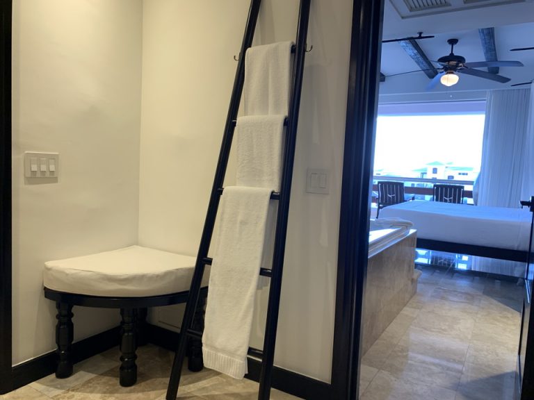 客室 バスルームのタオル掛けと椅子