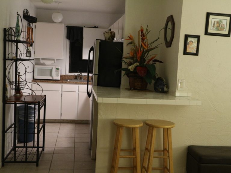 キッチン横にカウンターと椅子がありますに