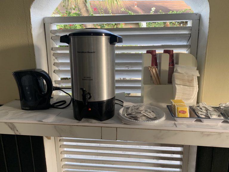 エントランス内観。コーヒー7、紅茶は1日を通して設置されていました。