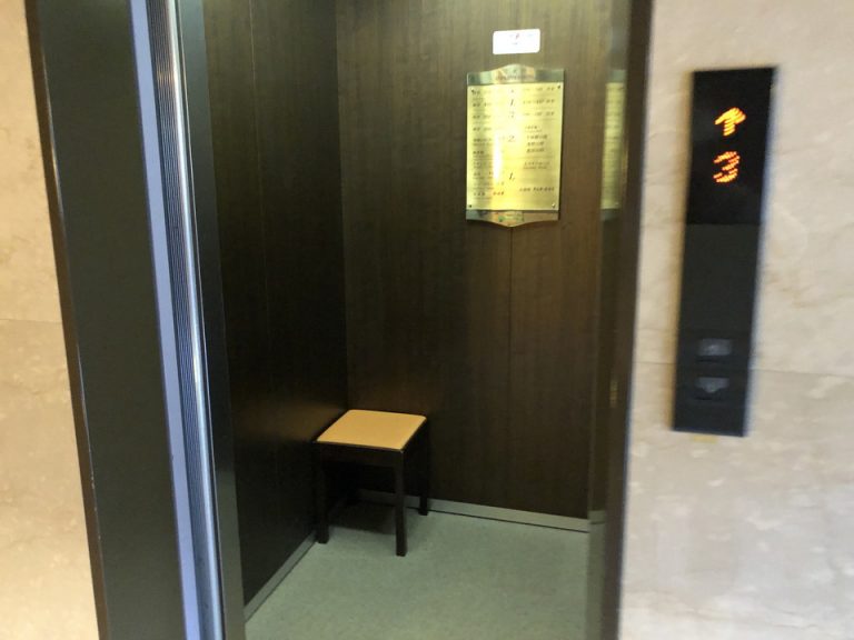 エレベーター外から