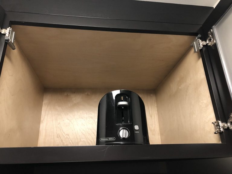 冷蔵庫の上の棚にはトースターが