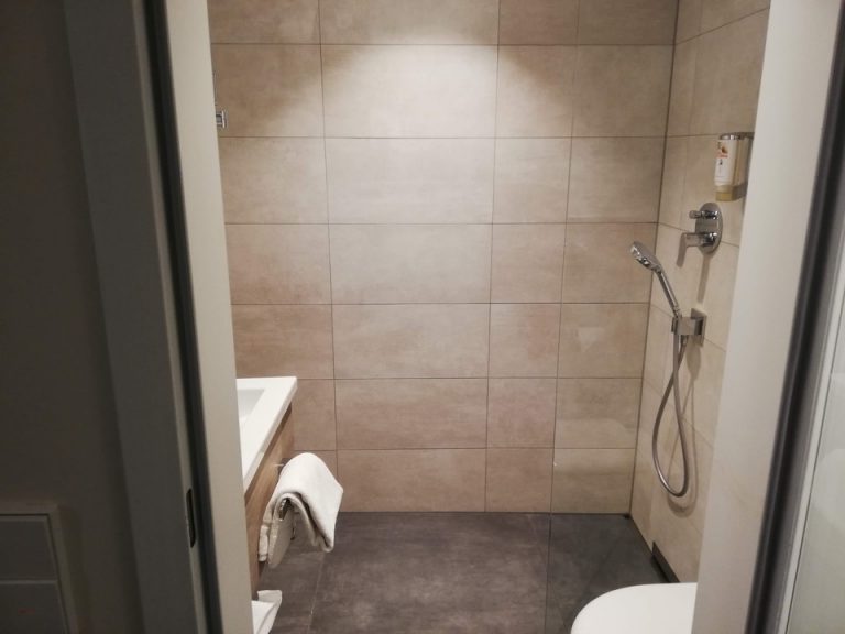 バスルーム入口から全体1