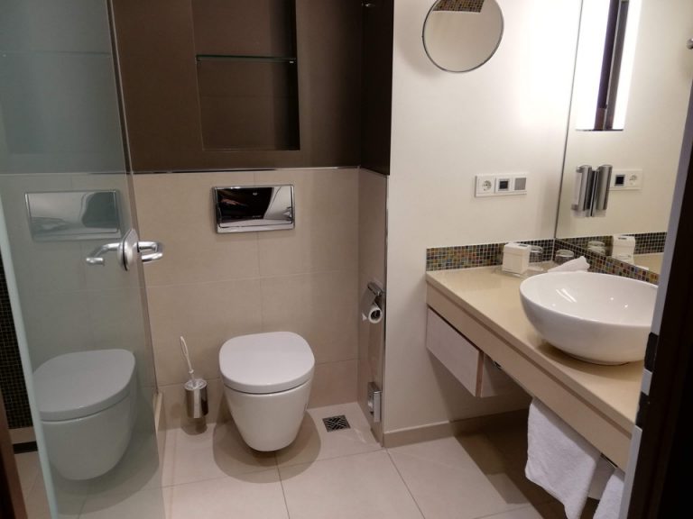 バスルーム入口から全体1