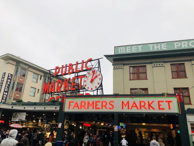 ホテルからUberで10分ほどの有名なマーケット-pike place market