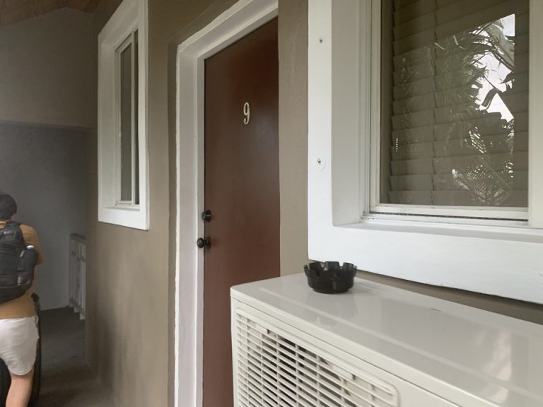 客室入口外観ドア。各客室前に灰皿が設置してありました。