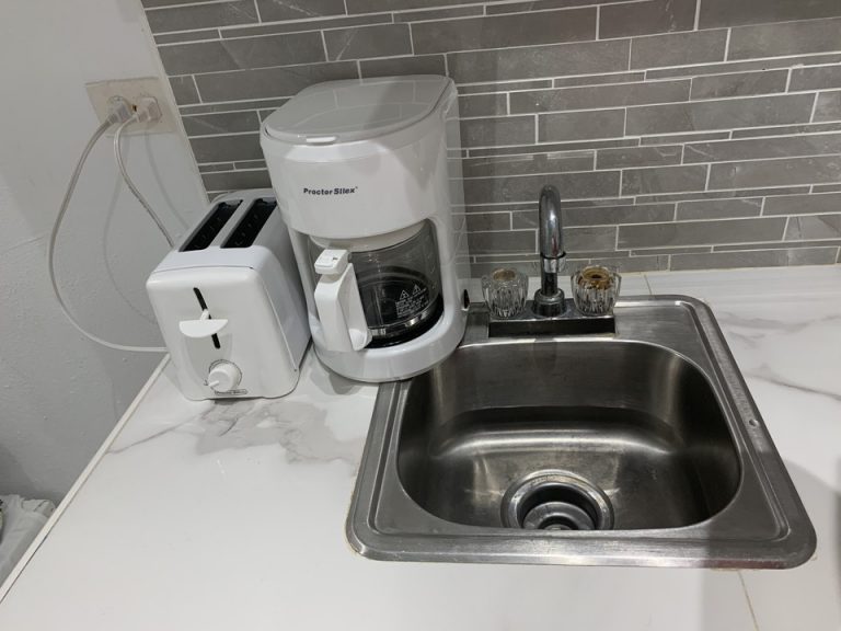 キッチン。ホテル周辺にスーパーマーケットがないのが残念ですが、周辺施設の閉店時間も早いので、安心感があります。(3)