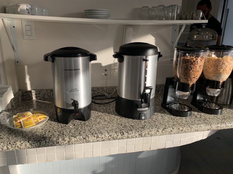 料理。朝食は別途$8かかります。注文すればスクランブルエッグ、ソーセージを厨房から持ってきてくれるようでした。