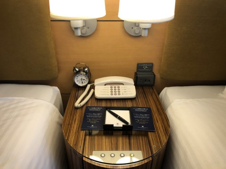 ベッドテーブル