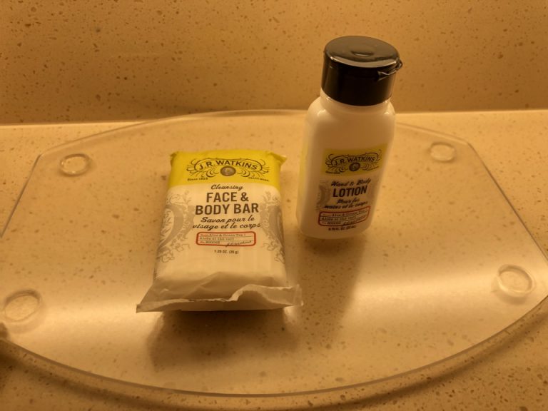 洗面所には石鹸とボディローションが