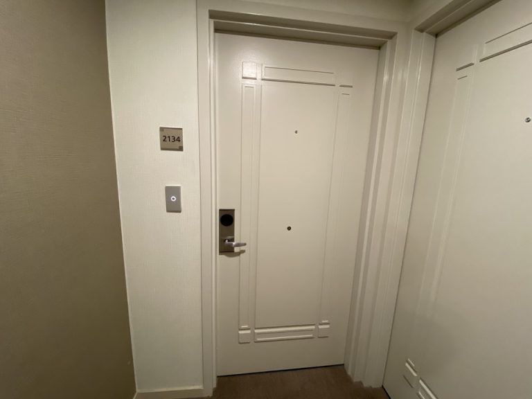 廊下から客室入口2