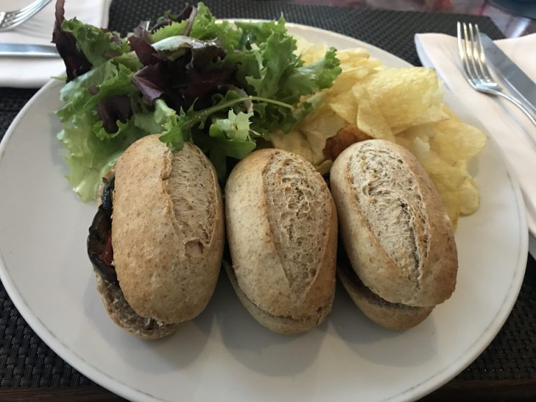 バーでのランチ
