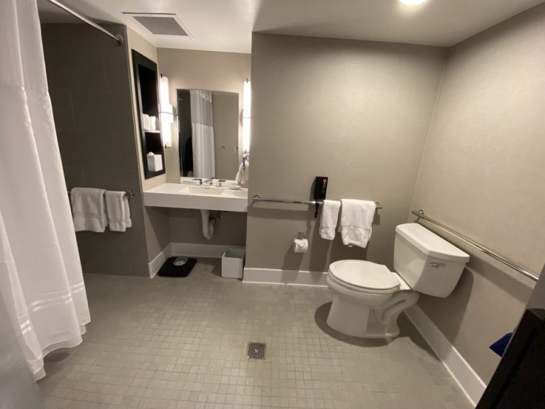 入口からバスルーム全体