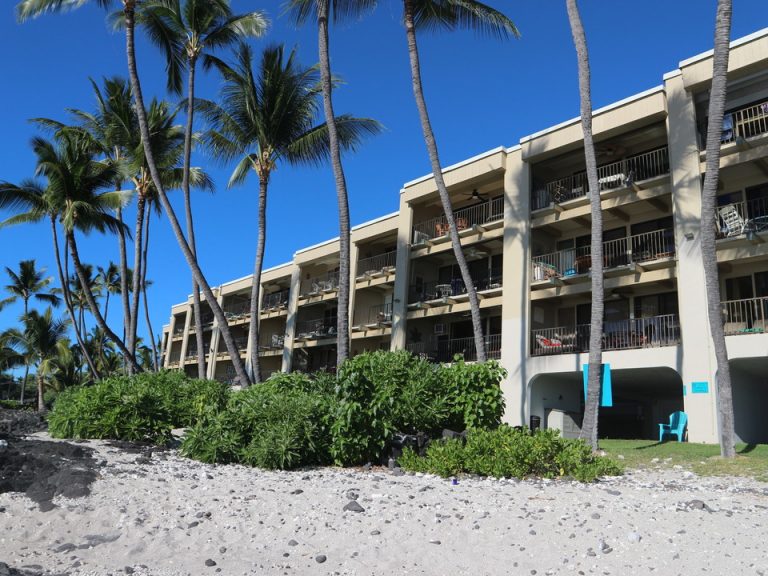 ホテル裏側にはすぐビーチが広がります。