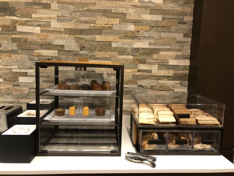 朝食バイキングのパンとマフィン