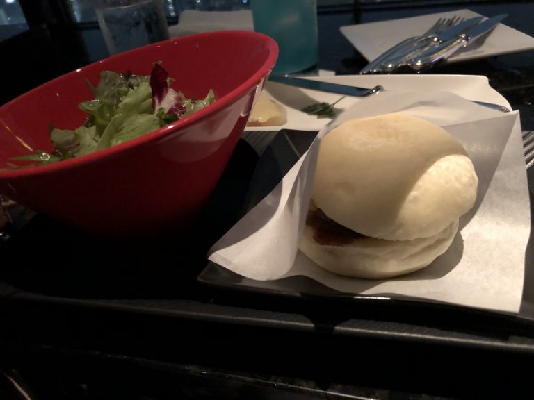 33F スカイラウンジ ステラガーデン 白いのはハンバーガー