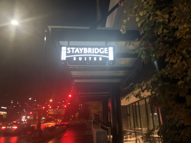 夜のホテルの外観