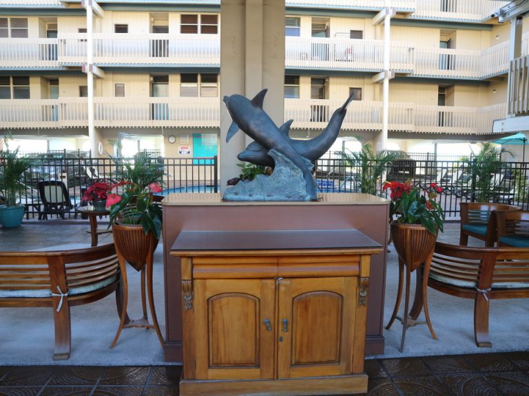 フロントロビーは目の前にプールがあり吹き抜けになっており、オープンになってます