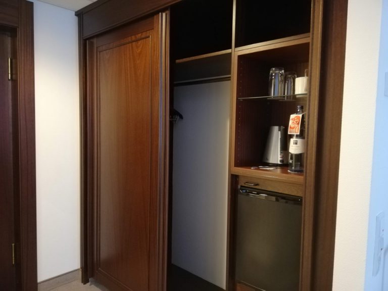 クローゼット外観(開けた状態)2