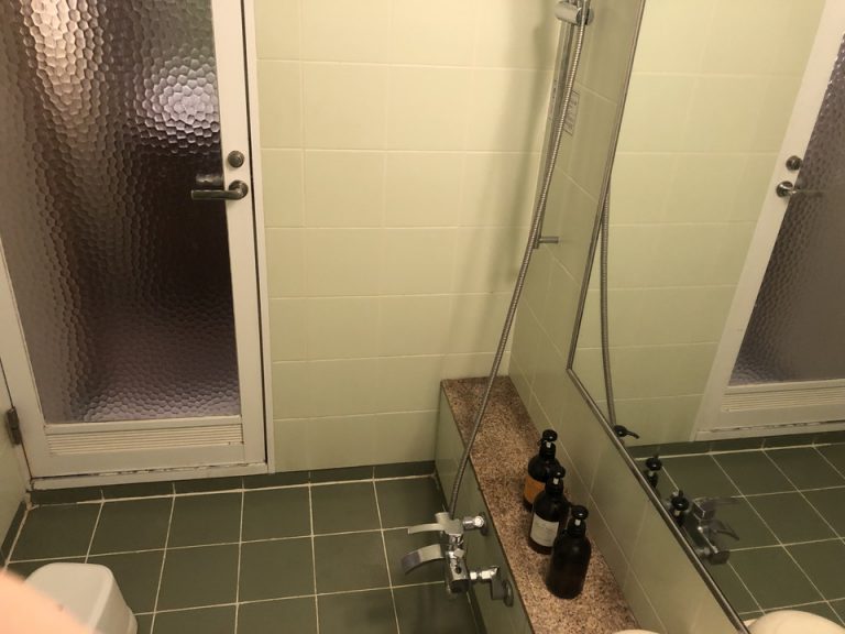 バスルーム内から入口