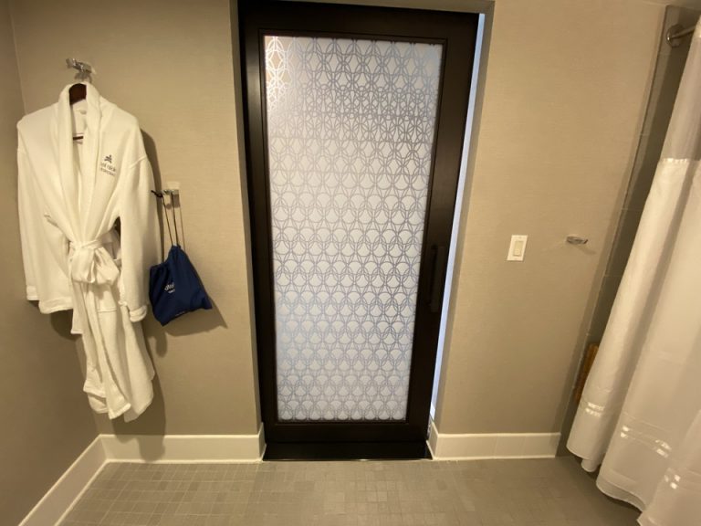 バスルーム内から入口