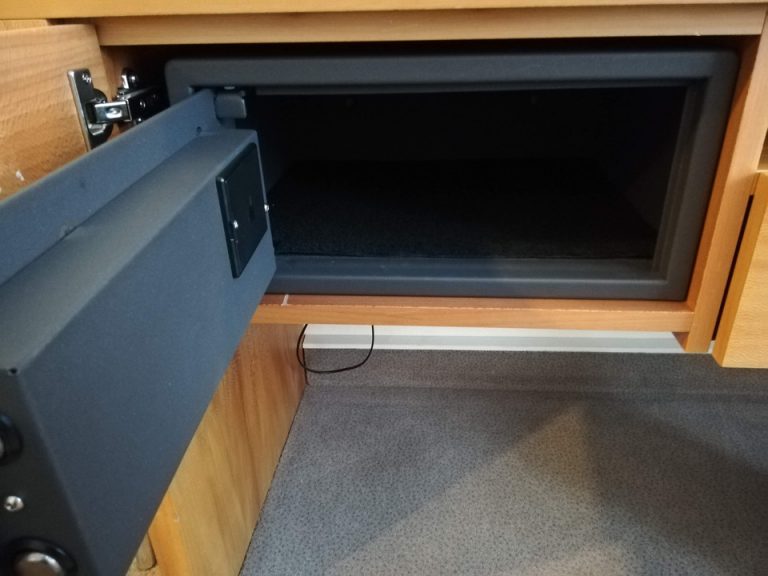 セーフティボックス(開けた状態)1