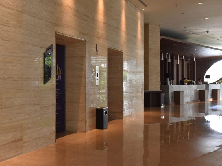 エレベーターホールフロント