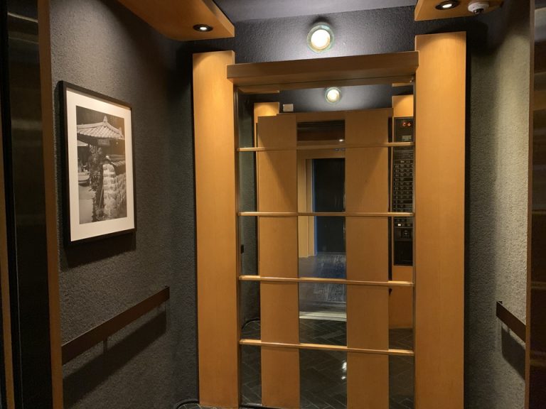 エレベーター内観02