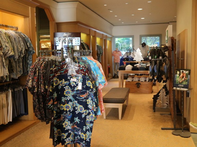ホテルなのショップで洋服や水着、お土産物などか売ってました。