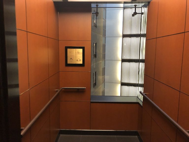 エレベーター内