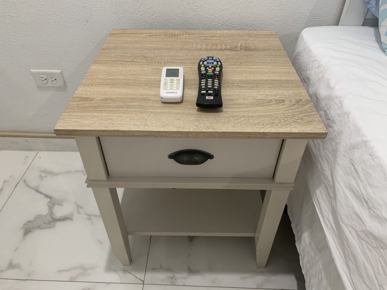 デスク。ベッドサイドテーブルの横にコンセントが。私が宿泊したときにはこのコンセントは故障していて使用できませんでした。