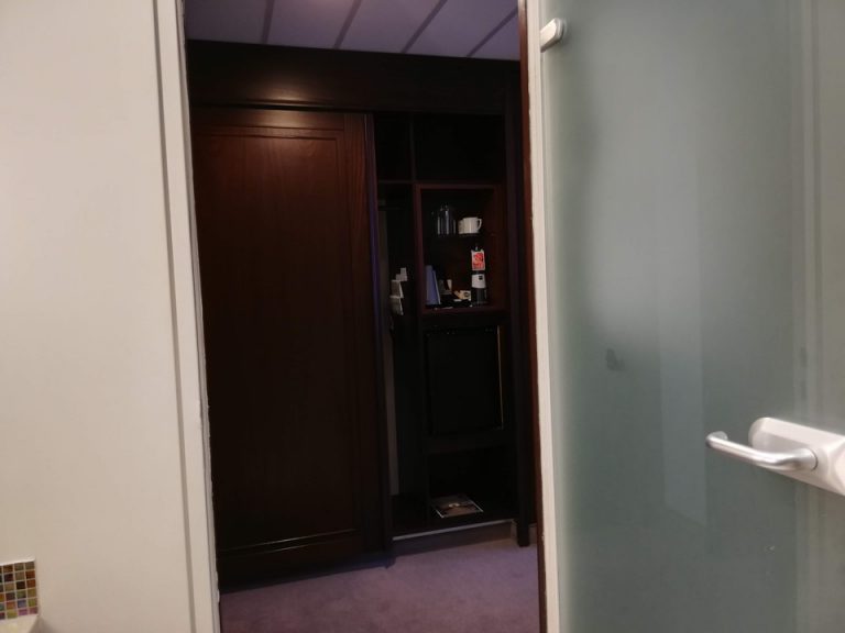 バスルーム内から入口2